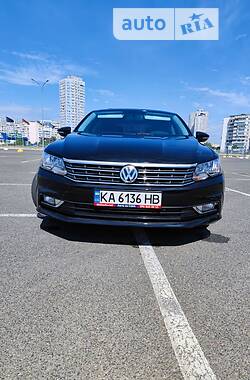 Седан Volkswagen Passat B7 2018 в Киеве
