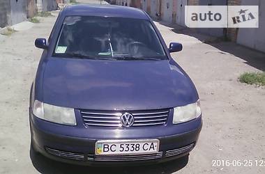 Седан Volkswagen Passat 1998 в Умани
