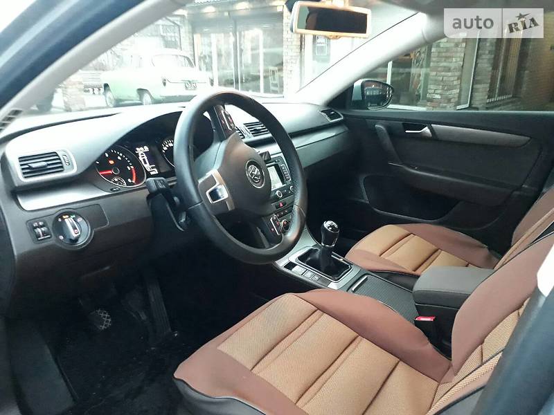 Універсал Volkswagen Passat 2012 в Дніпрі