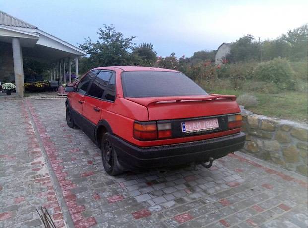 Седан Volkswagen Passat 1990 в Виньковцах