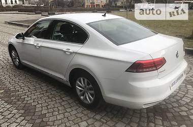 Седан Volkswagen Passat 2016 в Львове