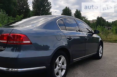 Седан Volkswagen Passat 2011 в Вараше