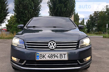 Седан Volkswagen Passat 2011 в Вараше