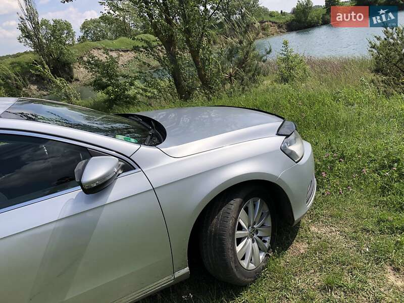 Универсал Volkswagen Passat 2012 в Житомире