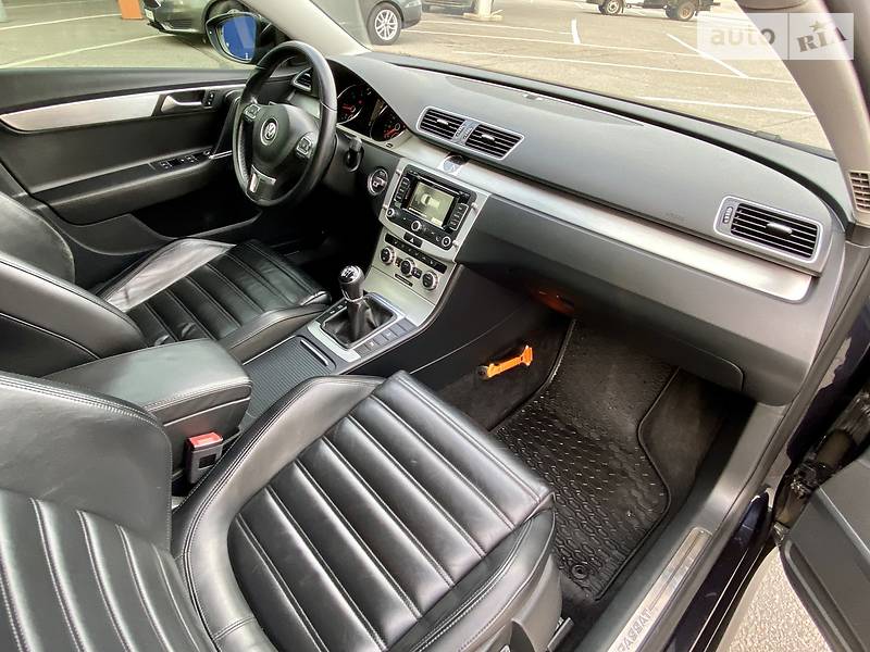 Універсал Volkswagen Passat 2012 в Дніпрі