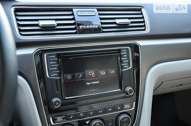 Седан Volkswagen Passat 2018 в Києві
