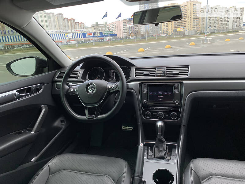 Седан Volkswagen Passat 2018 в Києві