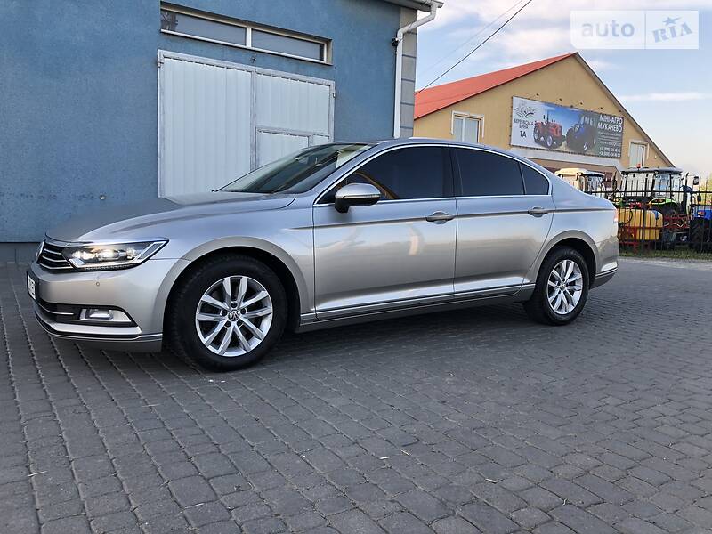 Седан Volkswagen Passat 2015 в Мукачевому
