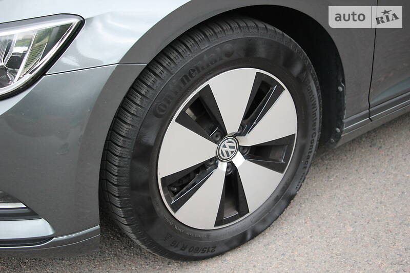 Універсал Volkswagen Passat 2016 в Рівному