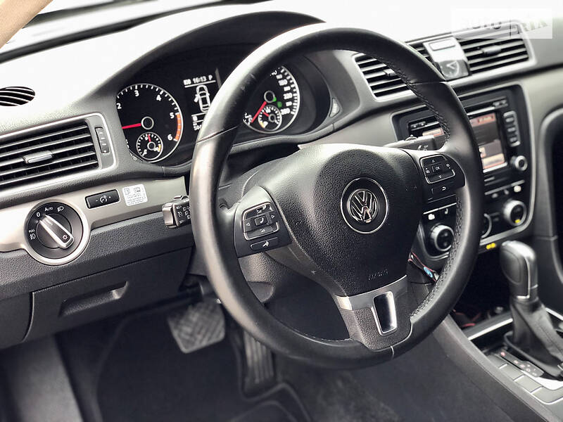 Седан Volkswagen Passat 2014 в Львові