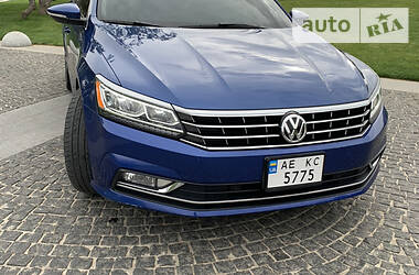 Седан Volkswagen Passat 2016 в Днепре