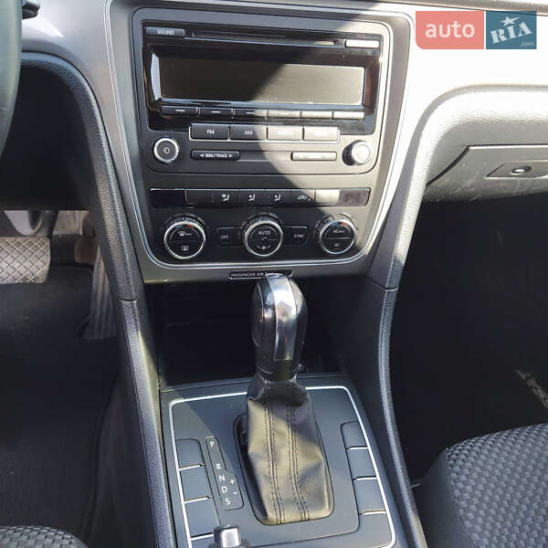 Седан Volkswagen Passat 2012 в Києві