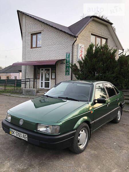 Седан Volkswagen Passat 1993 в Костополе