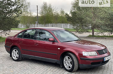 Седан Volkswagen Passat 1997 в Самборе