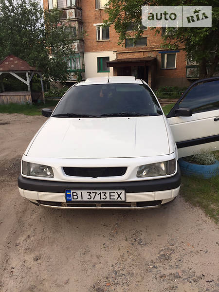 Седан Volkswagen Passat 1992 в Гадяче