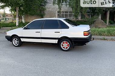 Седан Volkswagen Passat 1991 в 