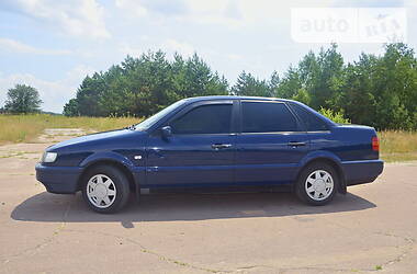 Седан Volkswagen Passat 1996 в Репках