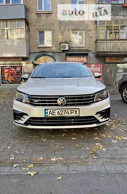 Седан Volkswagen Passat 2017 в Днепре