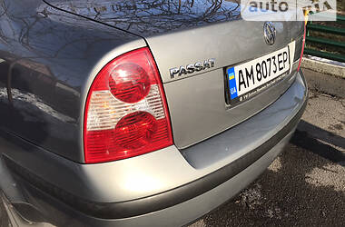 Седан Volkswagen Passat 2003 в Звягеле