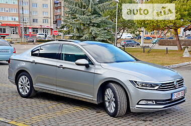 Седан Volkswagen Passat 2015 в Ивано-Франковске