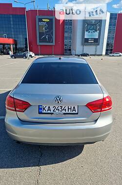 Седан Volkswagen Passat 2012 в Киеве