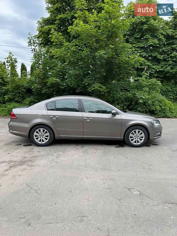 Седан Volkswagen Passat 2011 в Луцке