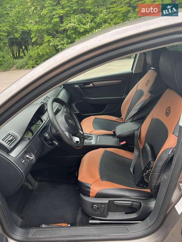 Седан Volkswagen Passat 2011 в Луцке