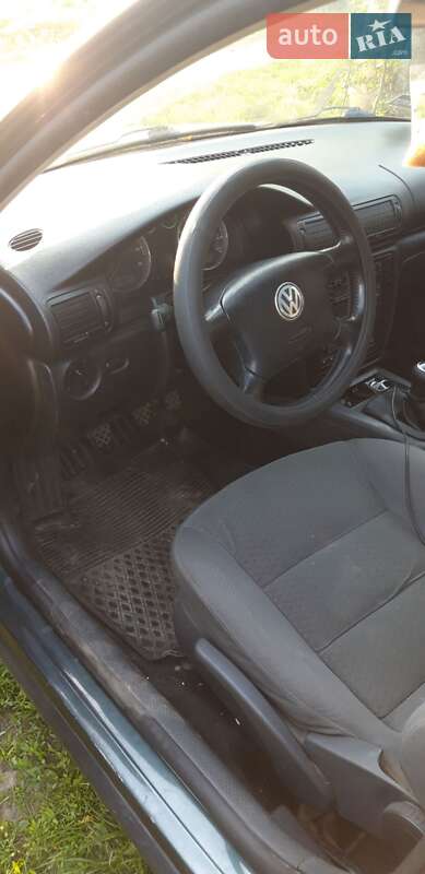 Седан Volkswagen Passat 2004 в Млиніві