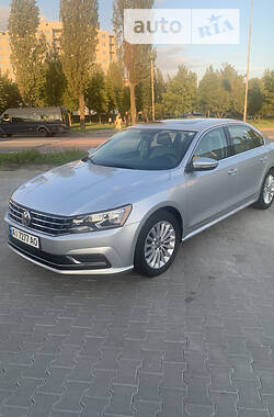 Седан Volkswagen Passat 2016 в Киеве