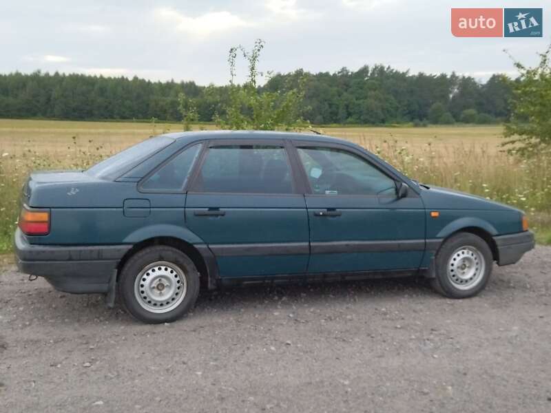 Седан Volkswagen Passat 1990 в Ямполе