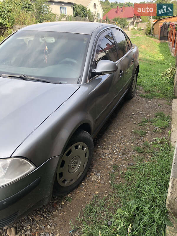 Седан Volkswagen Passat 2004 в Хусте