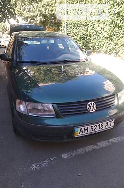 Седан Volkswagen Passat 2000 в Звягеле