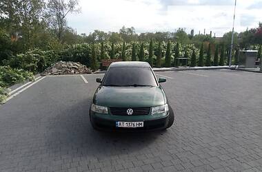 Седан Volkswagen Passat 1999 в Надворной