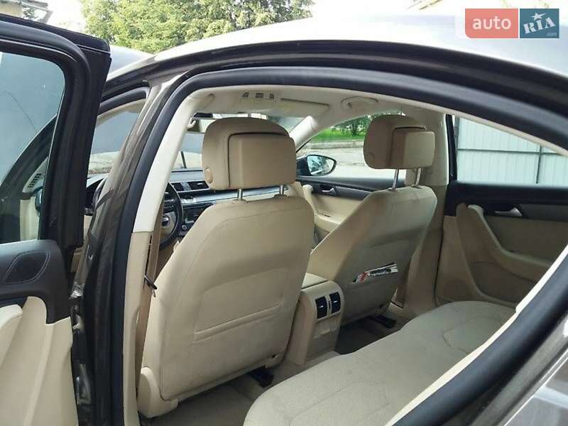 Седан Volkswagen Passat 2012 в Ивано-Франковске