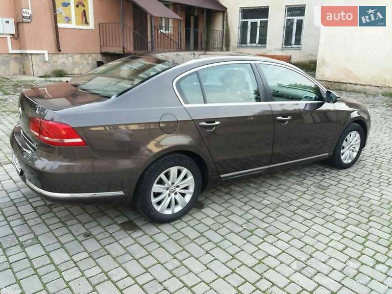 Седан Volkswagen Passat 2012 в Ивано-Франковске