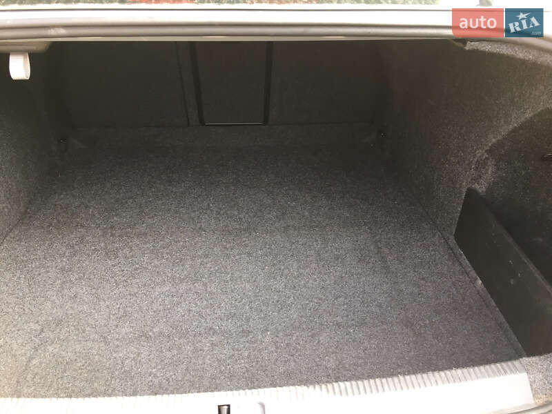 Седан Volkswagen Passat 2010 в Черновцах