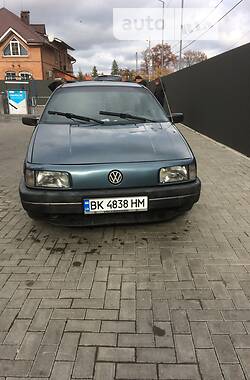 Седан Volkswagen Passat 1989 в Сарнах