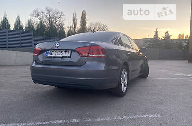 Седан Volkswagen Passat 2013 в Днепре