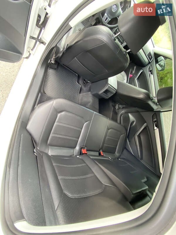 Седан Volkswagen Passat 2013 в Днепре