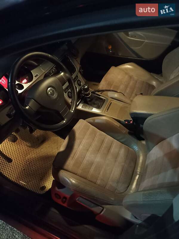 Седан Volkswagen Passat 2005 в Мостиске