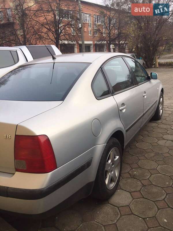 Седан Volkswagen Passat 1998 в Стрые
