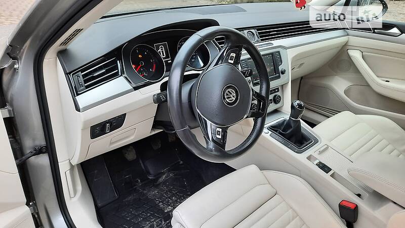 Седан Volkswagen Passat 2015 в Львові