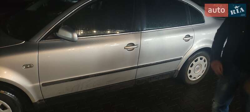 Седан Volkswagen Passat 2003 в Днепре