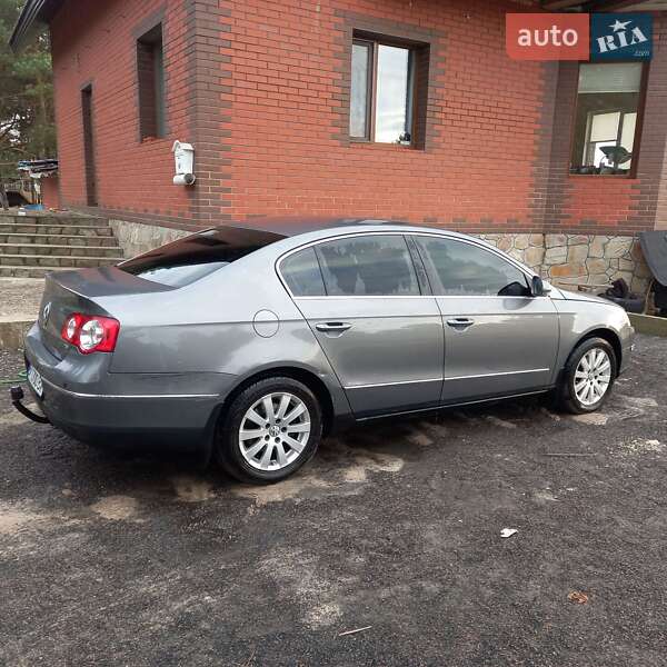 Седан Volkswagen Passat 2008 в Рокитному