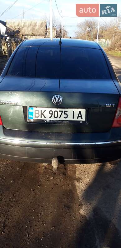 Седан Volkswagen Passat 2004 в Млиніві