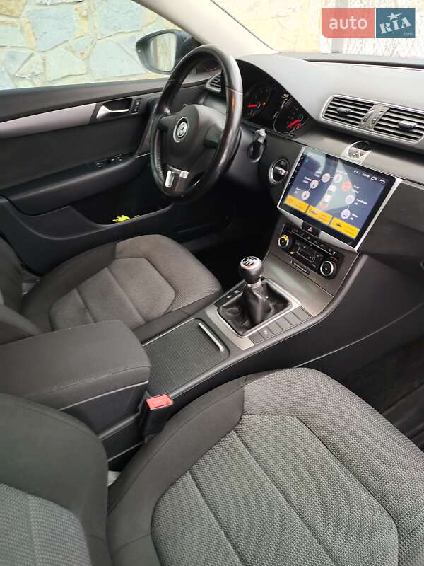 Седан Volkswagen Passat 2011 в Ивано-Франковске