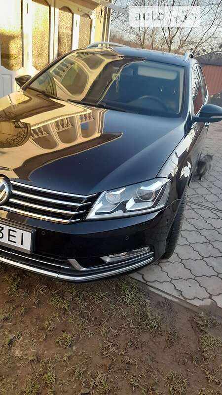 Універсал Volkswagen Passat 2011 в Чернівцях