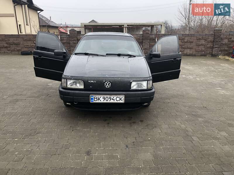 Седан Volkswagen Passat 1991 в Сарнах