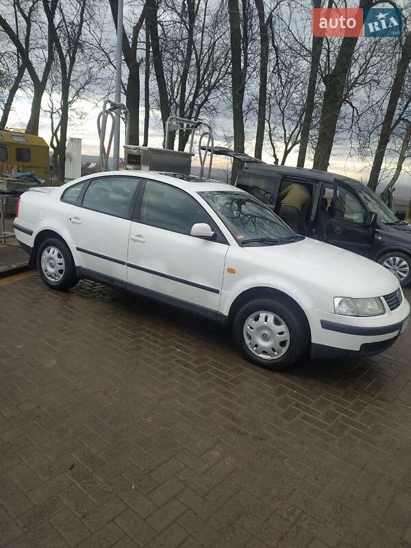 Седан Volkswagen Passat 1998 в Харькове
