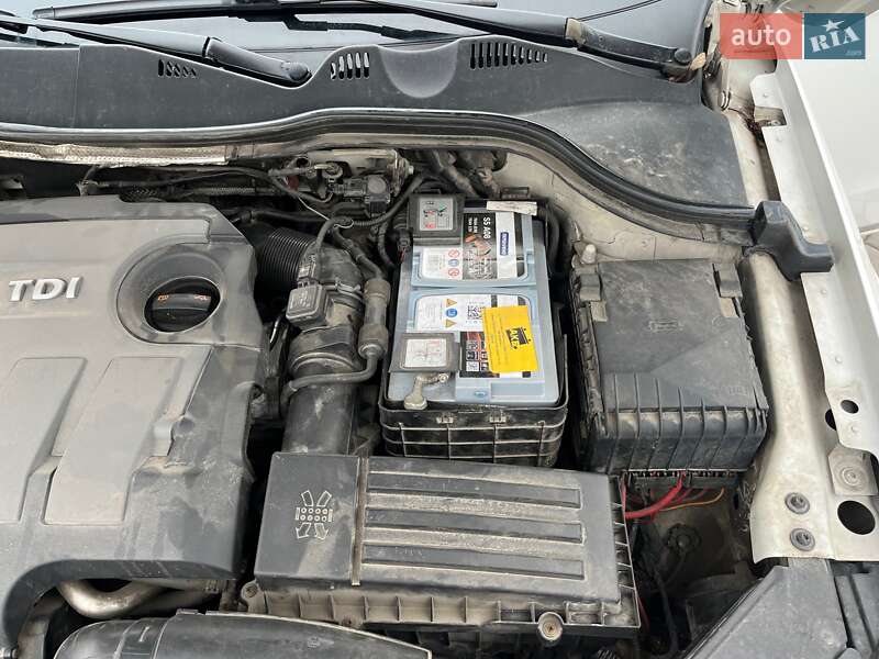 Універсал Volkswagen Passat 2012 в Житомирі